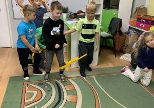 Chłopcy współpracują podczas zabawy