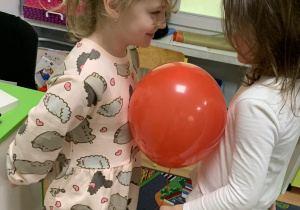 Dziewczynki tańczą z balonem