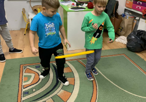 Chłopcy współpracują podczas zabawy