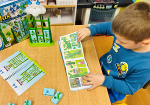 Chłopiec gra w grę