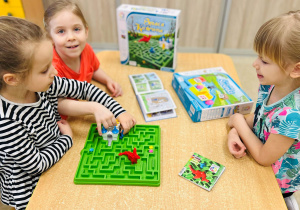 Dziewczynka gra w grę