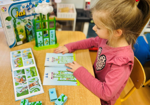 Dziewczynka gra w grę