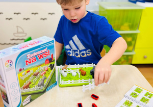 Chłopiec gra w grę