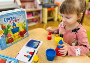 Dziewczynka gra w grę