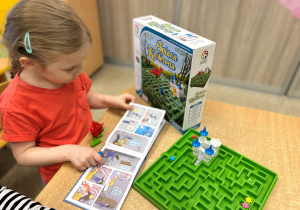 Dziewczynka gra w grę