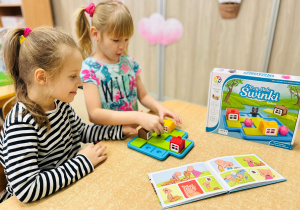 Dziewczynka gra w grę