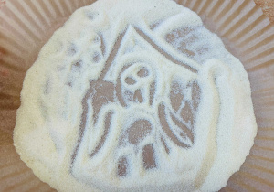 Karmnik narysowany w kaszy mannie