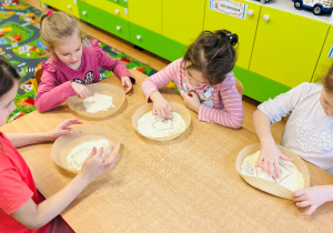 Dziewczynki rysują w kaszy mannie