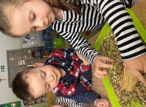 Dziewczynka wykonuje karmnik