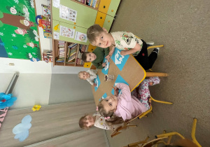 Dzieci wykonują prace plastyczną