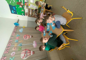 Dzieci wykonują prace plastyczną