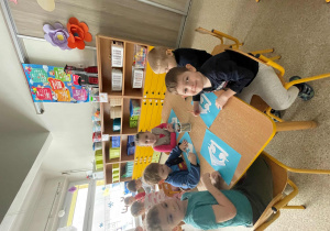 Dzieci wykonują prace plastyczną