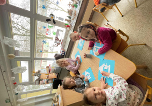 Dzieci wykonują prace plastyczną