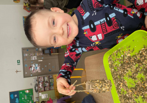 Chłopiec z wykonanym karmnikiem