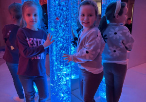 Dzieci w Białej Sali Doświadczenia Świata