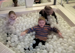 Dzieci w Białej Sali Doświadczenia Świata