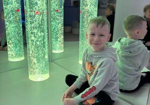 Chłopiec w Białej Sali Doświadczenia Świata