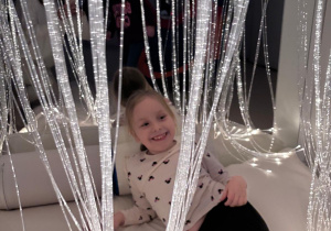 Dziewczynka w Białej Sali Doświadczenia Świata