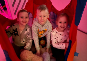 Dzieci w Białej Sali Doświadczenia Świata