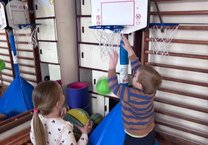 Dzieci ćwiczą w sali korekcyjnej