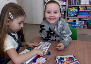 Dzieci rozwijają logiczne myślenie w Tęczowej Akademii