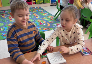 Dzieci grają w gry edukacyjne w Tęczowej Akademii