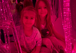 Dziewczynki w Białej Sali Doświadczenia Świata