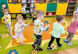 Dzieci w czasie zabawy ruchowej