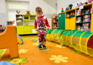 Chłopiec podskakuje