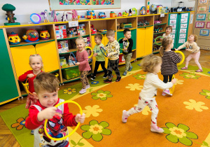 Poszukiwacze podczas zabawy ruchowej