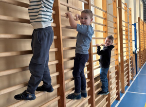 Dzieci wspinają się po drabinkach