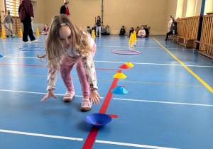 Dziewczynka bierze udział w zawodach sportowych