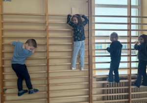 Dzieci wspinają się po drabinkach