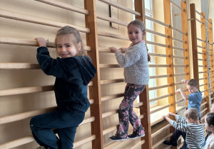 Dzieci wspinają się po drabinkach
