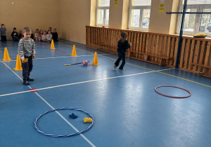 Chłopiec rzuca woreczkiem do celu