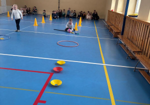 Dzieci biorą udział w zawodach sportowych