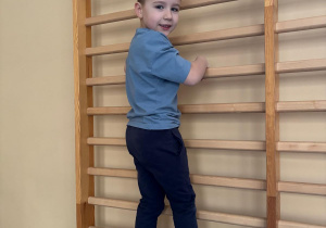 Chłopiec wspina się po drabinkach