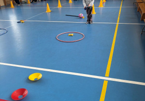 Dziewczynka rzuca woreczkiem do celu