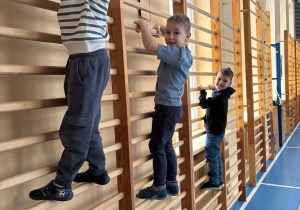 Dzieci wspinają się po drabinkach