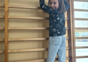 Dziewczynka wspina się na drabinkach