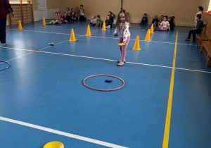 Dziewczynka bierze udział w zawodach sportowych