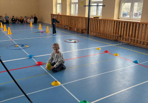 Chłopiec bierze udział w zawodach sportowych