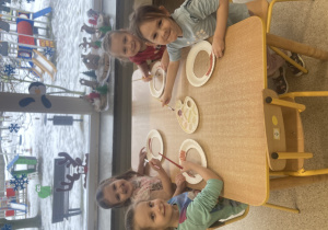 Dzieci wykonują prace plastyczną - słodki pączek