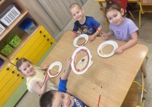 Dzieci wykonują prace plastyczną - słodki pączek