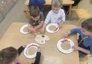 Dzieci wykonują prace plastyczną - słodki pączek