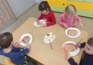 Dzieci wykonują prace plastyczną - słodki pączek