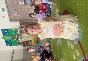 Dziewczynka pokazuje minę