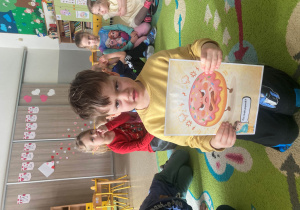 Chłopiec pokazuje minę