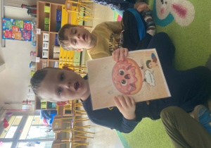 Chłopiec pokazuje minę