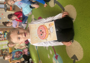 Chłopiec pokazuje minę